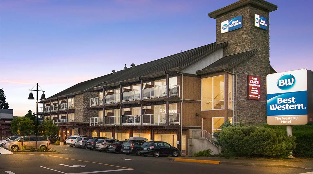 Exterior photo of hotel and sunset Exterior photo of hotel and sunset