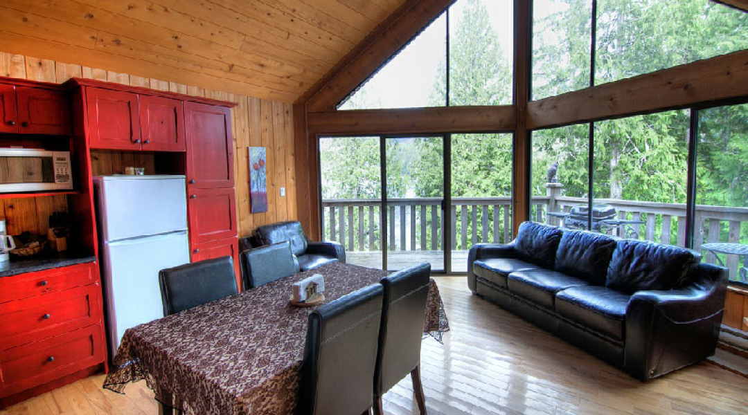 Living room at the Desolation Sound Resort Living room at the Desolation Sound Resort