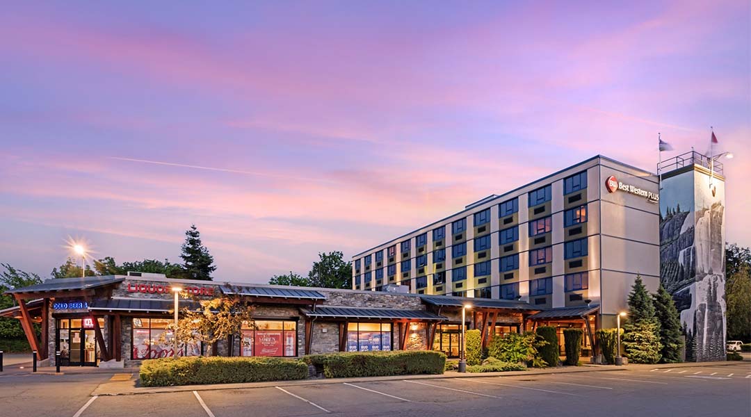 Exterior of the Best Western Plus Barclay Hotel at sunset Exterior of the Best Western Plus Barclay Hotel at sunset