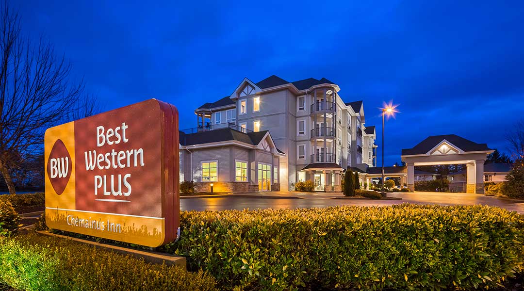 The exterior entrance and sign of the Best Western Plus Chemainus Inn in the evening The exterior entrance and sign of the Best Western Plus Chemainus Inn in the evening