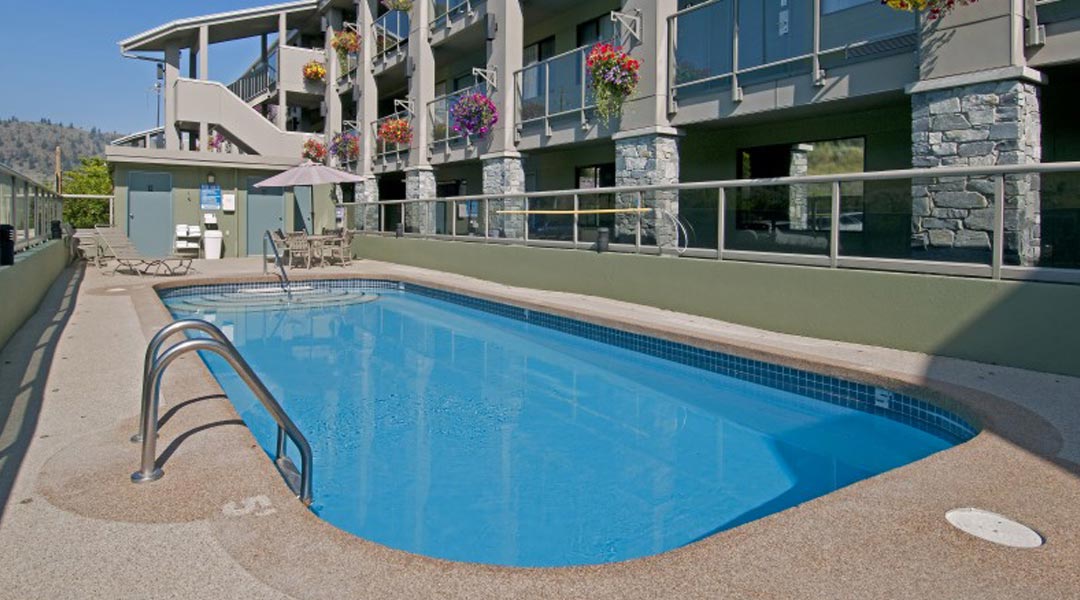 The outdoor swimming pool at the Accent Inns Kamloops in Thompson Okanagan The outdoor swimming pool at the Accent Inns Kamloops in Thompson Okanagan