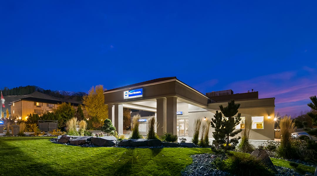 The exterior building and entrance of the Best Western Mountainview Inn in Golden BC The exterior building and entrance of the Best Western Mountainview Inn in Golden BC