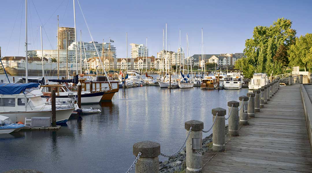 The wooden boardwalk by the harbour at the Coast Victoria Hotel and Marina By APA on Vancouver Island