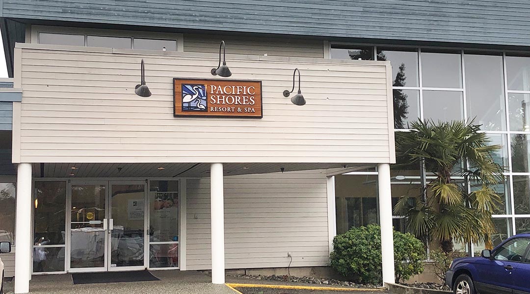 The exterior building and entrance of the Pacific Shores Resort and Spa near Parksville