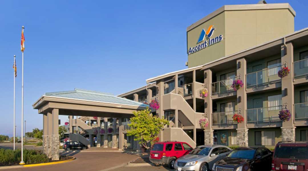 The exterior entrance and parking lot at the Accent Inns Kamloops in Thompson Okanagan The exterior entrance and parking lot at the Accent Inns Kamloops in Thompson Okanagan