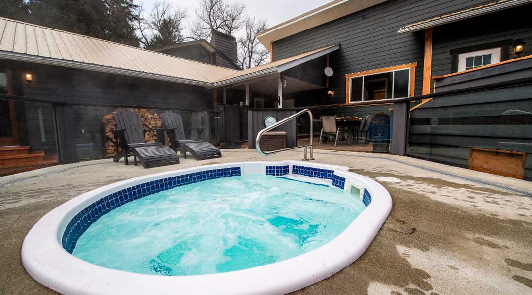 The outdoor steamy hot tub at the Bella Coola Eagle Lodge The outdoor steamy hot tub at the Bella Coola Eagle Lodge