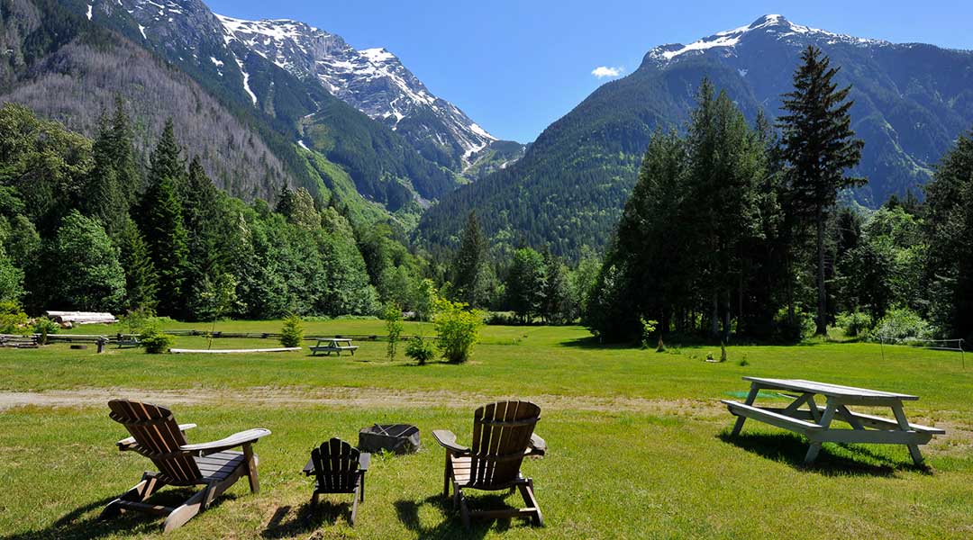 The backyard with relaxing chairs and picnic tables with mountain views at the Bella Coola Eagle Lodge The backyard with relaxing chairs and picnic tables with mountain views at the Bella Coola Eagle Lodge