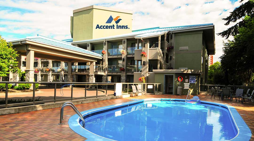 The outdoor swimming pool and exterior of the Accent Inns Kelowna in Thompson Okanagan The outdoor swimming pool and exterior of the Accent Inns Kelowna in Thompson Okanagan