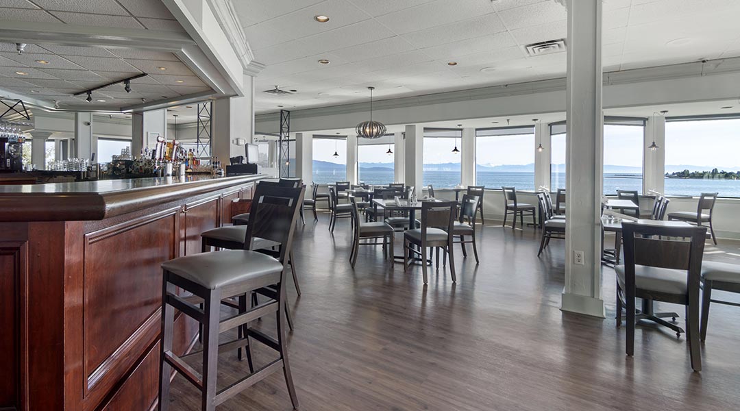 The bar and seating area with an ocean view at the Bayside Bistro and Lounge in the Bayside Oceanfront Resort in Parksville